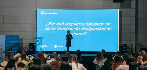 Conferencista presenta el programa Ruta Mujer para empresas.