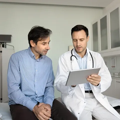 Trabajador en exámenes médicos empresariales