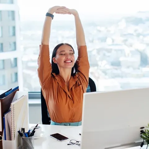 Mujer realiza pausas activas