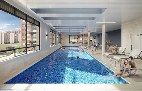 Piscina para adultos de Centriko muestra a personas nadando y sillas soleadoras.