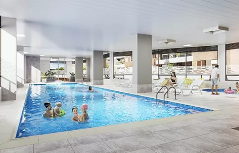 Piscina de Mistral muestra dultos nadando y sillas.