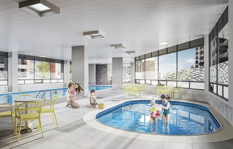 Piscina de Mistral muestra niños jugando y nadando, cerca de mesas y sillas.