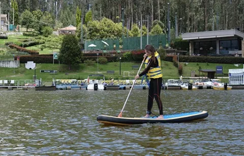 Persona realiza skate board en el agua en Club Náutico