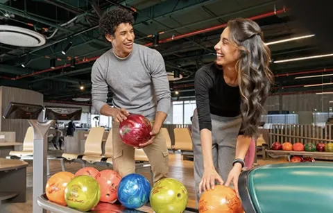 Pareja juega bolos en BLOC Colsubsidio