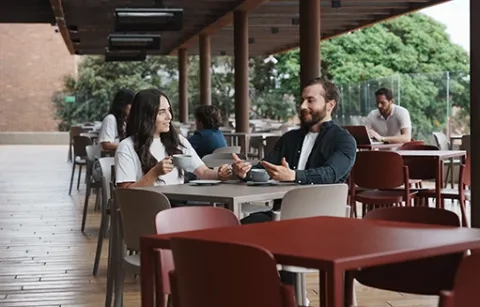 Pareja visita el Club La Colina en semana santa