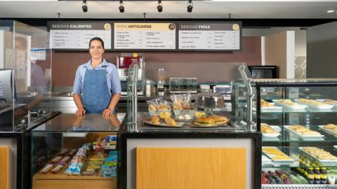 Auxiliar de alimentos y bebidas atiende cafetería empresarial