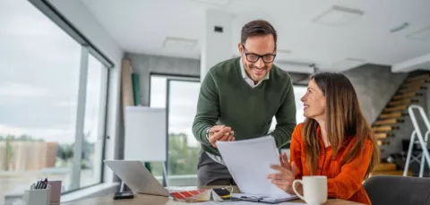 Ejecutivos revisan documentación para inscribir al programa de formación para empresas.