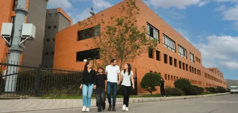 Familia recorre la ciudadela Colsubsidio.