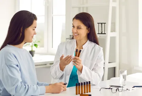 Médica inicia tratamiento medicina homeopática  mujer