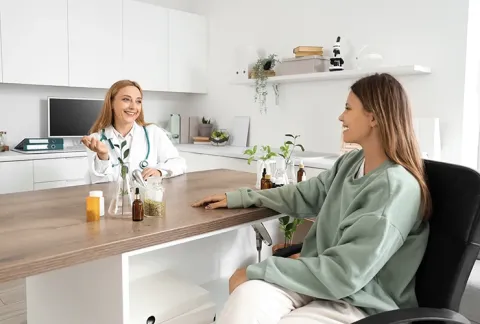 Médica asesora a paciente en medicina alternativa