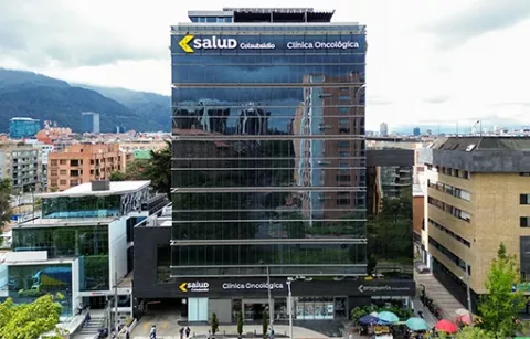 Vista aérea muestra la fachada del la Clínica Oncológica de Colsubsidio, edificios y zonas verdes.