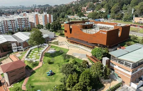 Vista aére muestra el Club La Colina, edificios, zonas verdes y vías.