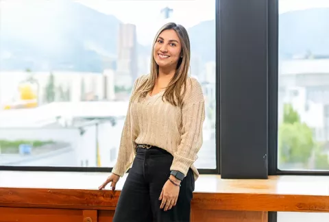 Mujer posa en una de las oficinas de la sede de la calle 26.