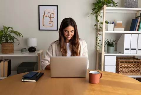 Mujer navega en la web y busca ofertas laborales en Colsubsidioz.