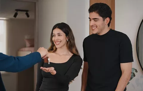Pareja recibe las llaves de su nueva vivienda adquirida con Colsubsidio.