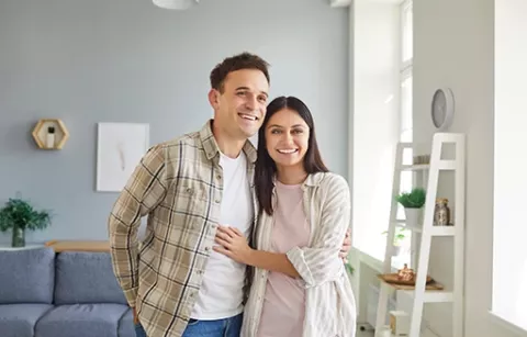 Pareja. que trabaja en Colsubsidio, recién casada posa en la sala de su vivienda