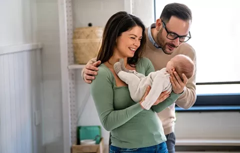 Pareja que trabaja en Colsubsidio en licencia de maternidad.