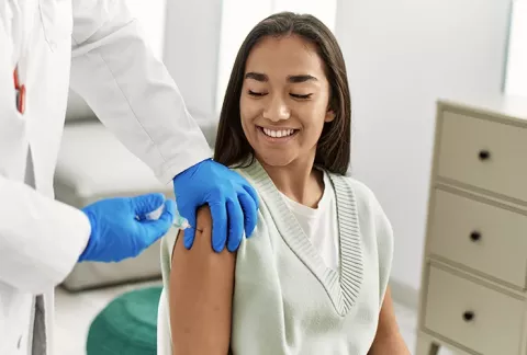 Mujer recibe vacuna de dengue en Salud Colsubsidio.