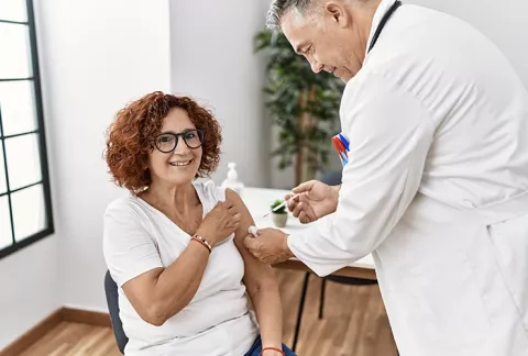 Mujer recibe vacuna de VPH en Salud Colsubsidio.