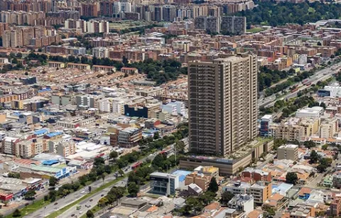 Vista aérea de Element 142 muestra edificios, zonas verdes, vías y conjuntos