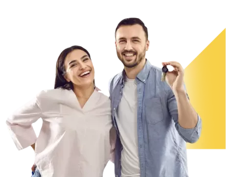 Pareja feliz sostiene las llaves de su vivienda VIS Colsubsidio.