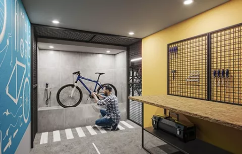 Zona bike de Mistral muestra un joven colgando su bicileta.