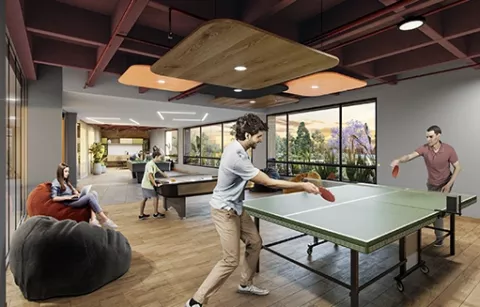Zona cool de Mistral muestra jóvenes jugando tenis de mesa y puf.