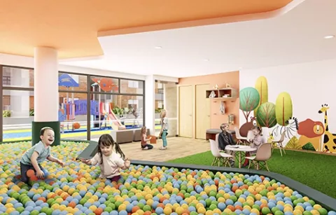Zona kids de Mistral muestra niños en piscina de pelotas.