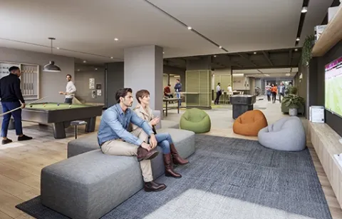 Zonas cool y coworking muestra apersonas viendo TV, jugando billar y conversando.