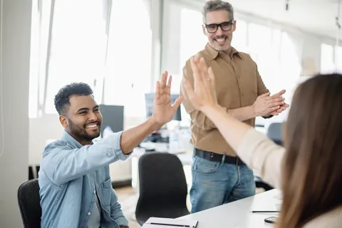 Personas participan en el curso de gestión emocional en el trabajo.