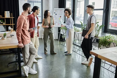 Grupo de trabajadores asisten a la clase de liderazgo emocional de Colsubsidio.