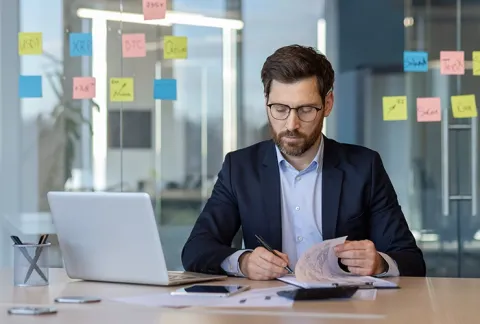 Hombre estudia virtual costos y presupuestos