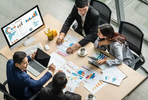 Trabajadores estudian Excel avanzado y Power BI.