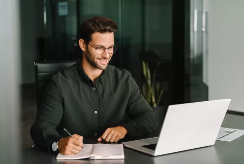 Hombre estudia Excel básico lde manera virtual.