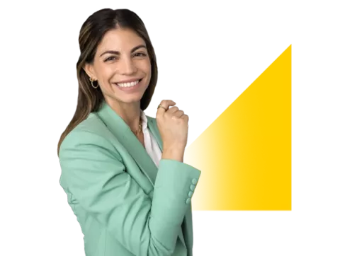 Mujer sonriente estudia en TEC Alianza Colsubsidio