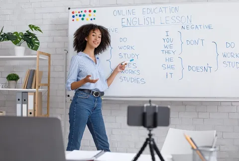 Estudiante participa en clase de inglés conversacional básico