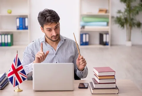 Hombre participa en clase de inglés conversacional en Colsubsidio