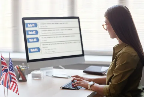 Mujer estudia introducción de inglés de manera virtual en Colsubsidio