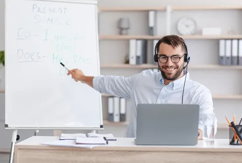 Hombre participa en clase de inglés básico en Colsubsidio