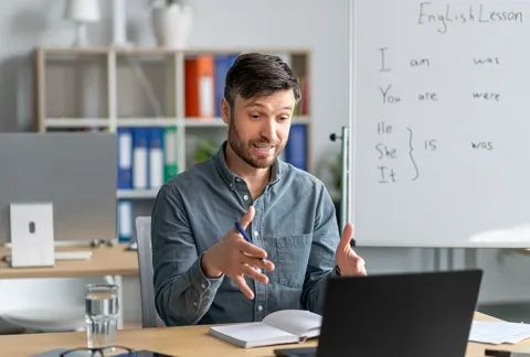Hombre participa en clase de inglés práctico en Colsubsidio