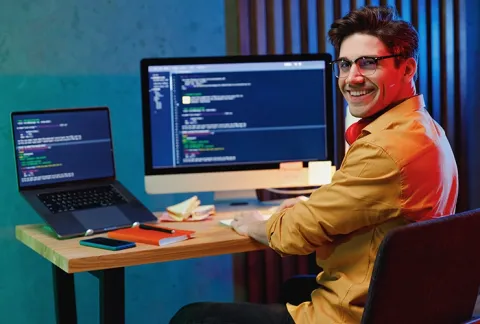 Hombre en clase de programación virtual de Colsubsidio.