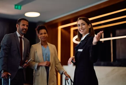 Asesora hotelera acompaña a sus clientes.