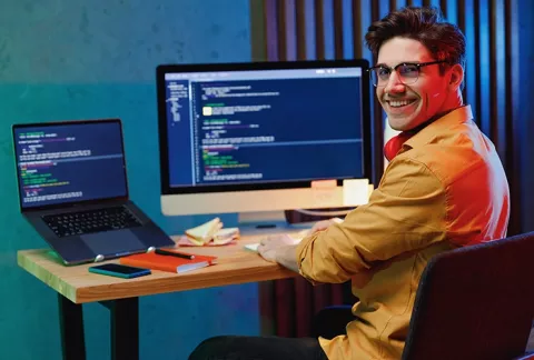 Hombre estudia programación de manera virtual