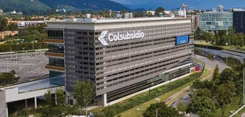 Fachada de edificio Fontanar muestra edificio y vías, zonas verdes