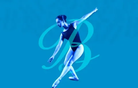 Bailarín realizando movimiento de danza.