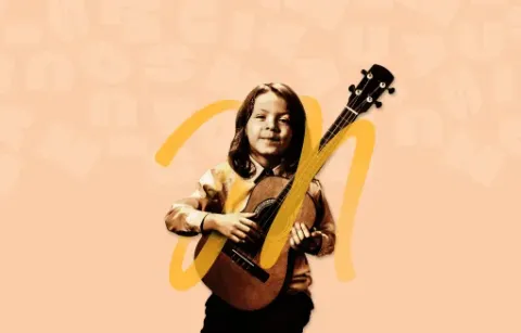 Niña tocando una guitarra acústica sobre un fondo melocotón con trazos amarillos.