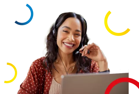 ersona asistiendo a un festival de empleo y consultando oportunidades laborales