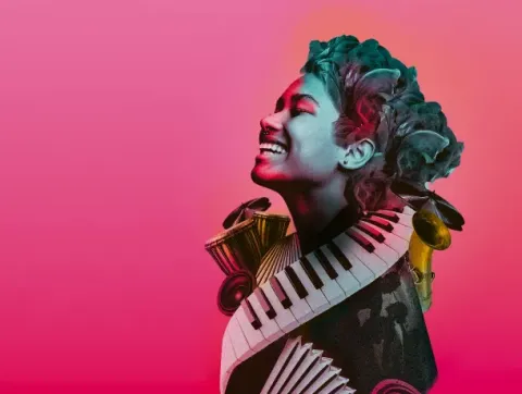 Rostro de una mujer con sus instrumentos 