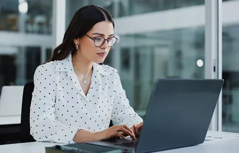 Mujer en su portátil gestiona su denuncia en línea ética