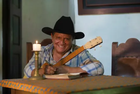 Señor con su guitarra